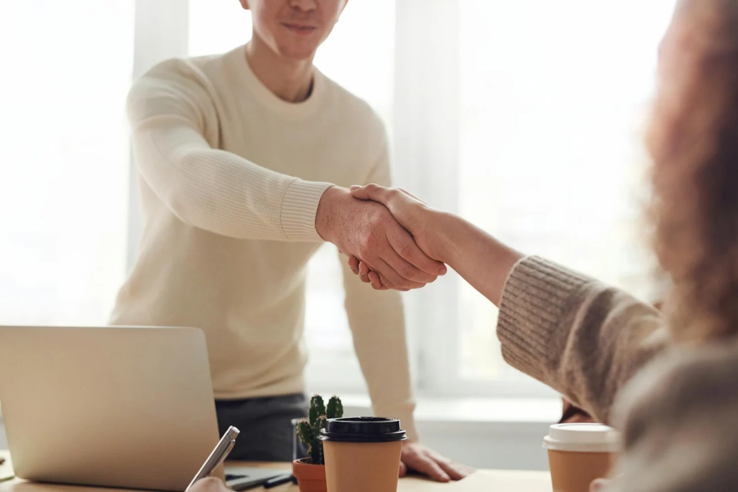 Poignée de main entre un recruteur et un candidat lors d’un entretien d’embauche.