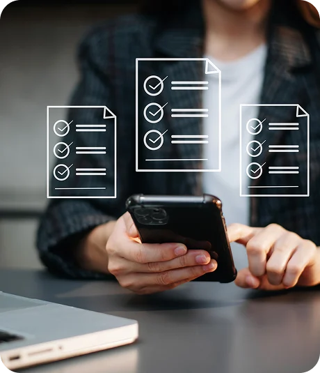 Personne utilisant un smartphone avec des listes de contrôle numériques affichées à l’écran.