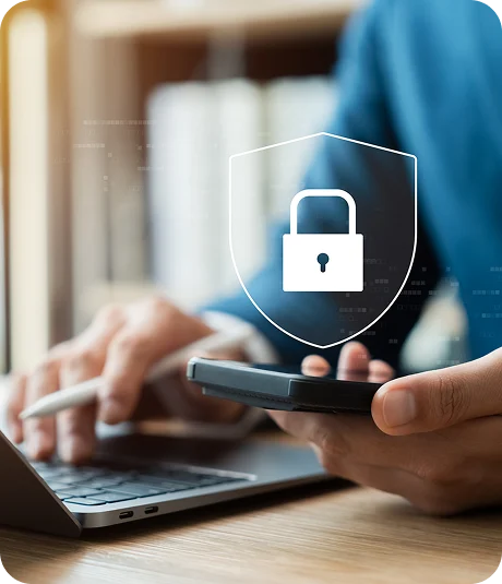 Personne utilisant un smartphone avec une icône de cadenas symbolisant la sécurité et la protection des données.