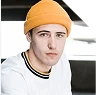 Portrait d’une personne portant un bonnet jaune.