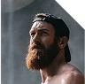 Portrait d’un homme barbu portant une casquette à l’envers.