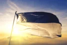 Drapeau du canton de Zoug flottant au vent.