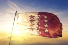 Drapeau du canton du Valais flottant au vent.