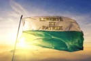 Drapeau du canton de Vaud portant la devise « Liberté et Patrie ».