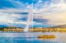Jet d'eau de Genève avec un bateau naviguant sur le lac Léman.