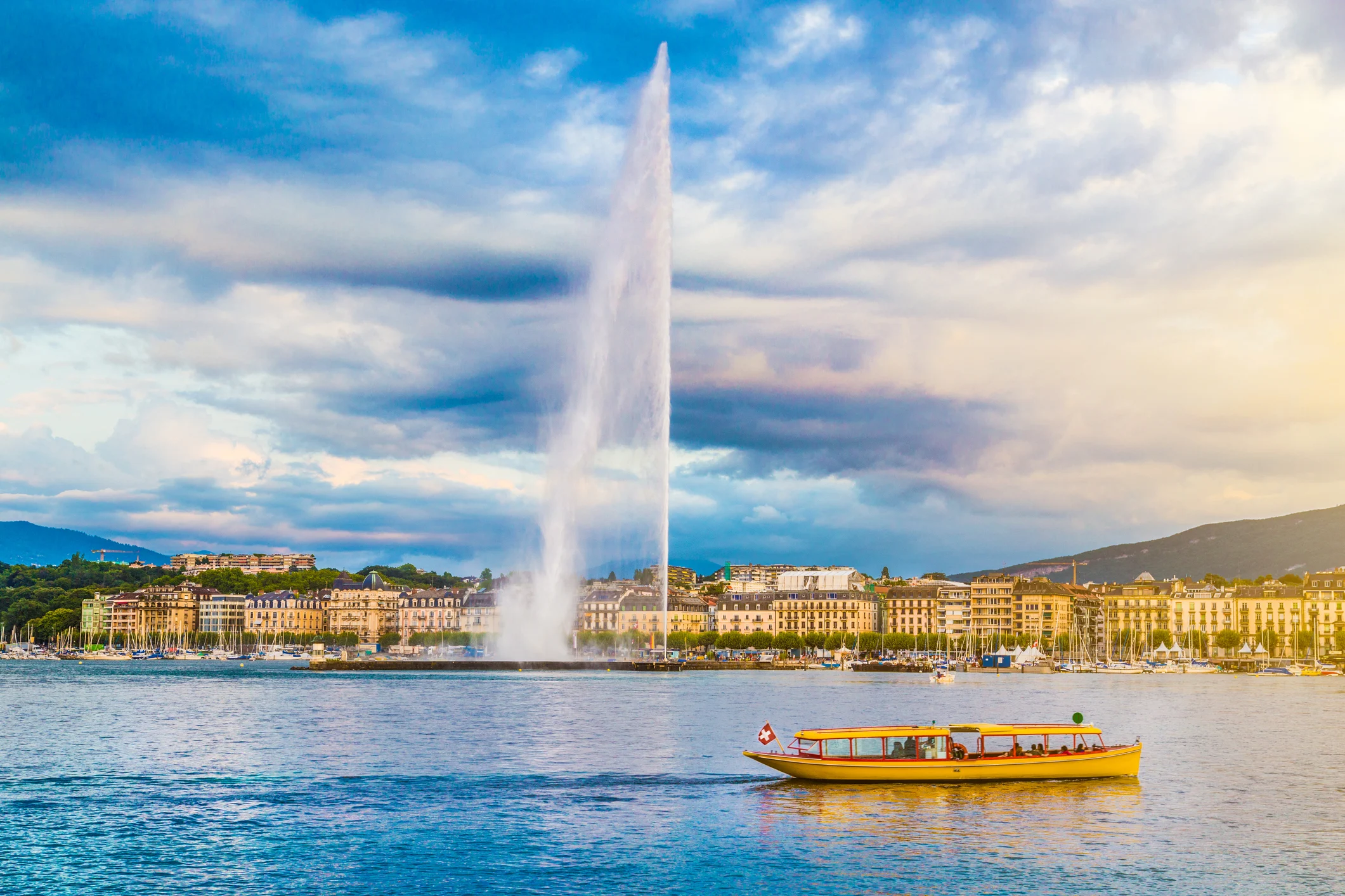 Jet d'Eau di Ginevra con un'imbarcazione sul Lago di Ginevra.