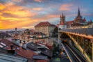 Vue de la ville de Lausanne au coucher du soleil avec le Grand-Pont et la cathédrale.