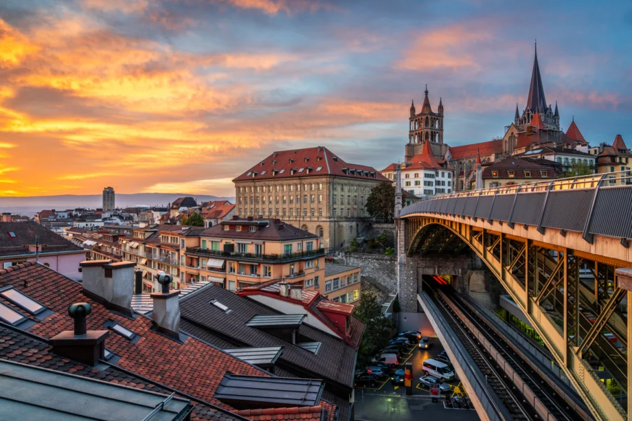 Vue de la ville de Lausanne au coucher du soleil avec le Grand-Pont et la cathédrale.